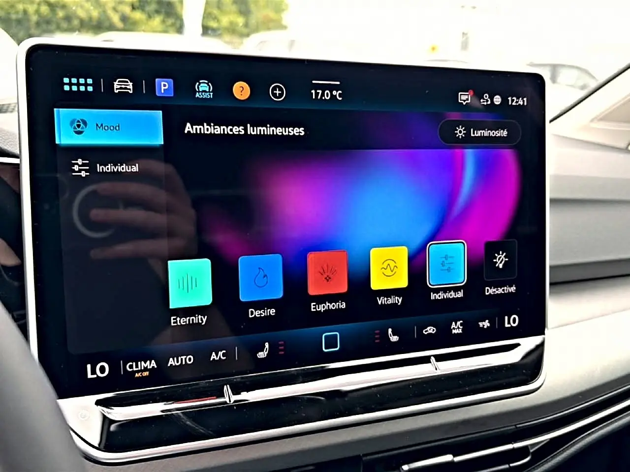 Écran tactile central de la Volkswagen Golf 1.5 ETSI Evo2 2026 affichant les options d'ambiances lumineuses.