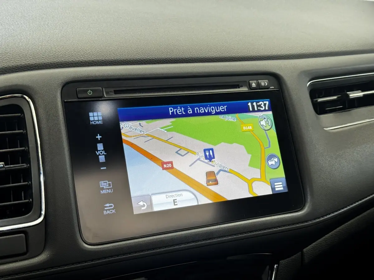 Écran tactile de navigation 7 pouces du tableau de bord noir du Honda HR-V 1.5 i-VTEC 130 blanc, vue intérieure rapprochée.
