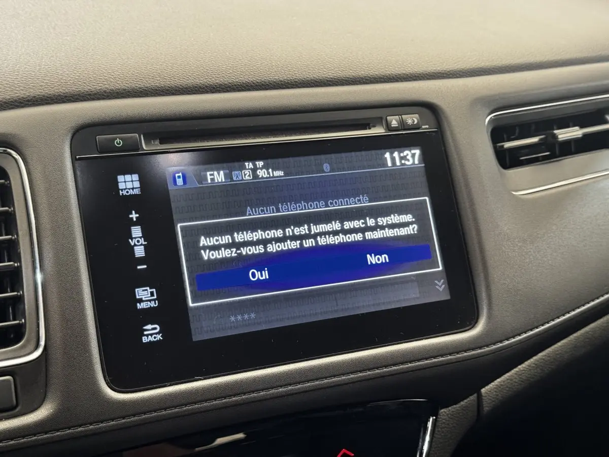 Écran tactile central du tableau de bord du Honda HR-V 2019 avec interface de connexion téléphone affichée.