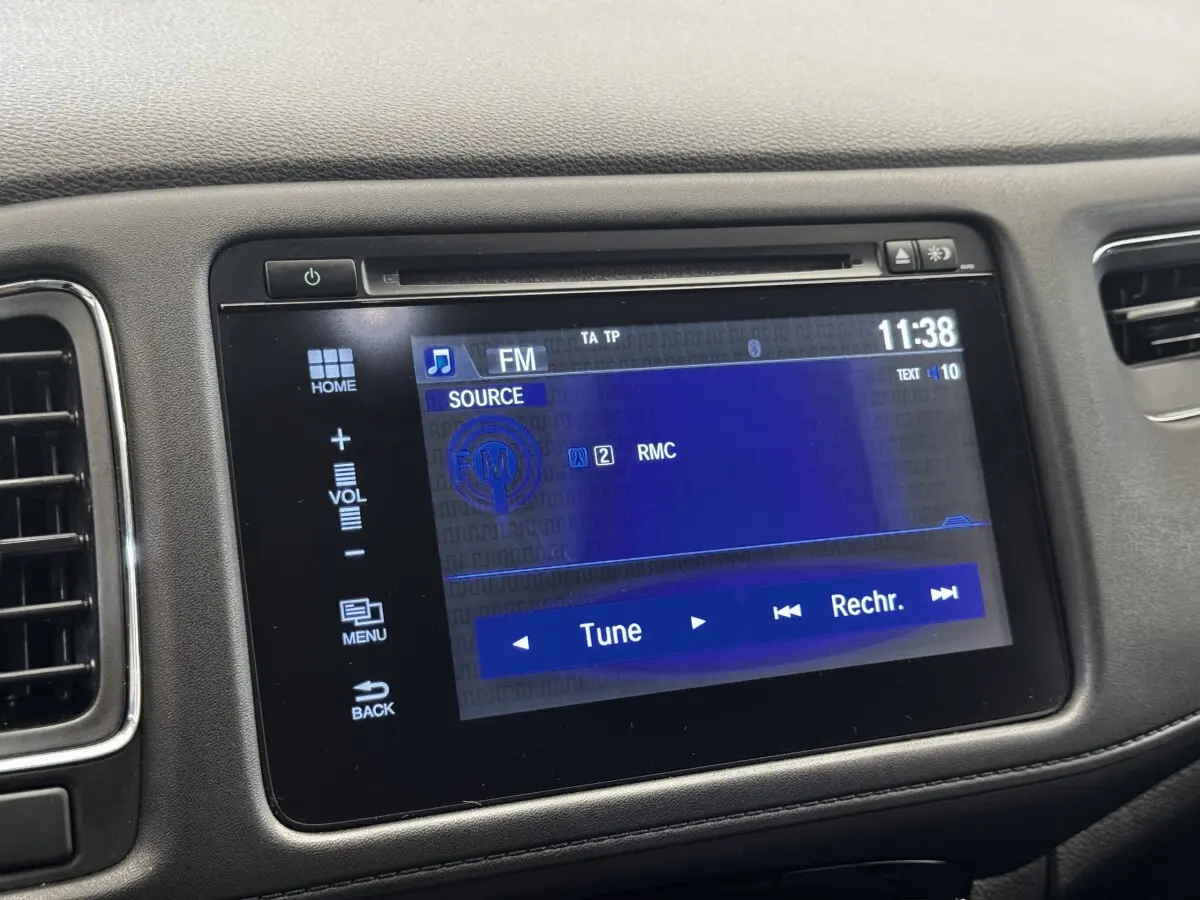 Écran tactile central du tableau de bord du Honda HR-V 1.5 i-VTEC blanc, affichant la radio FM.