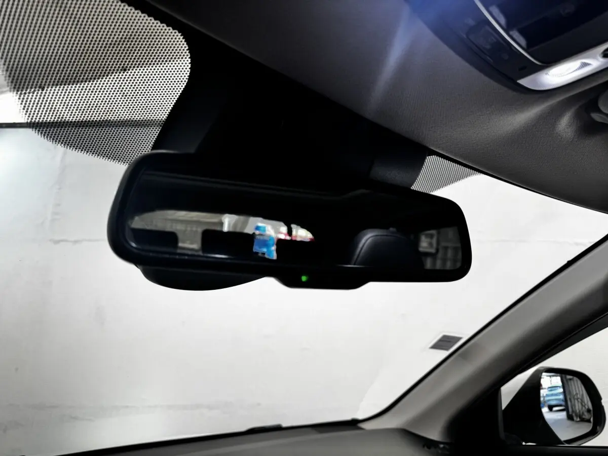 Rétroviseur intérieur et extérieur côté droit du Honda HR-V blanc 2019, vue depuis l'habitacle avant droit.