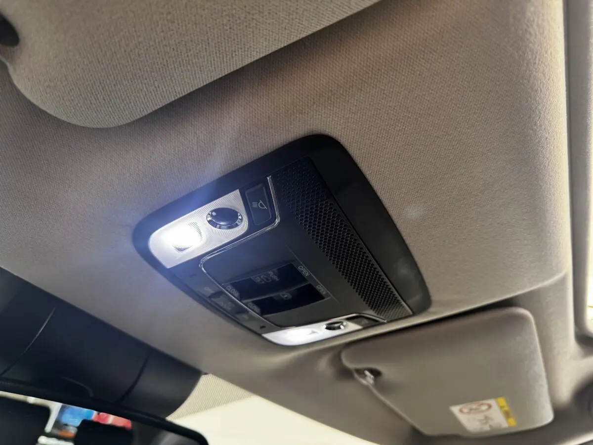 Plafonnier intérieur avec éclairage LED et commandes du toit ouvrant du Honda HR-V blanc, vue en contre-plongée.