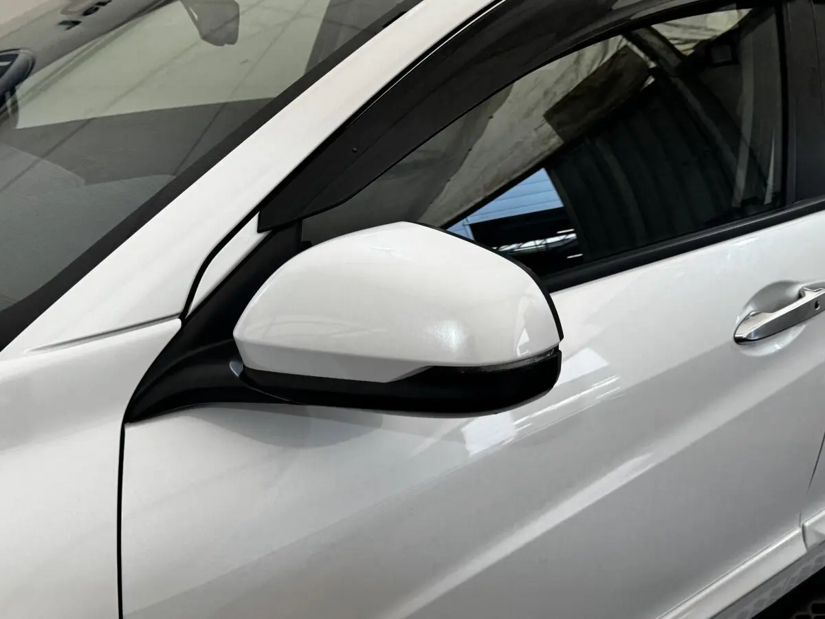 Rétroviseur côté conducteur blanc avec clignotant intégré sur Honda HR-V 1.5 i-VTEC 130 Exclusive blanc, vue latérale.