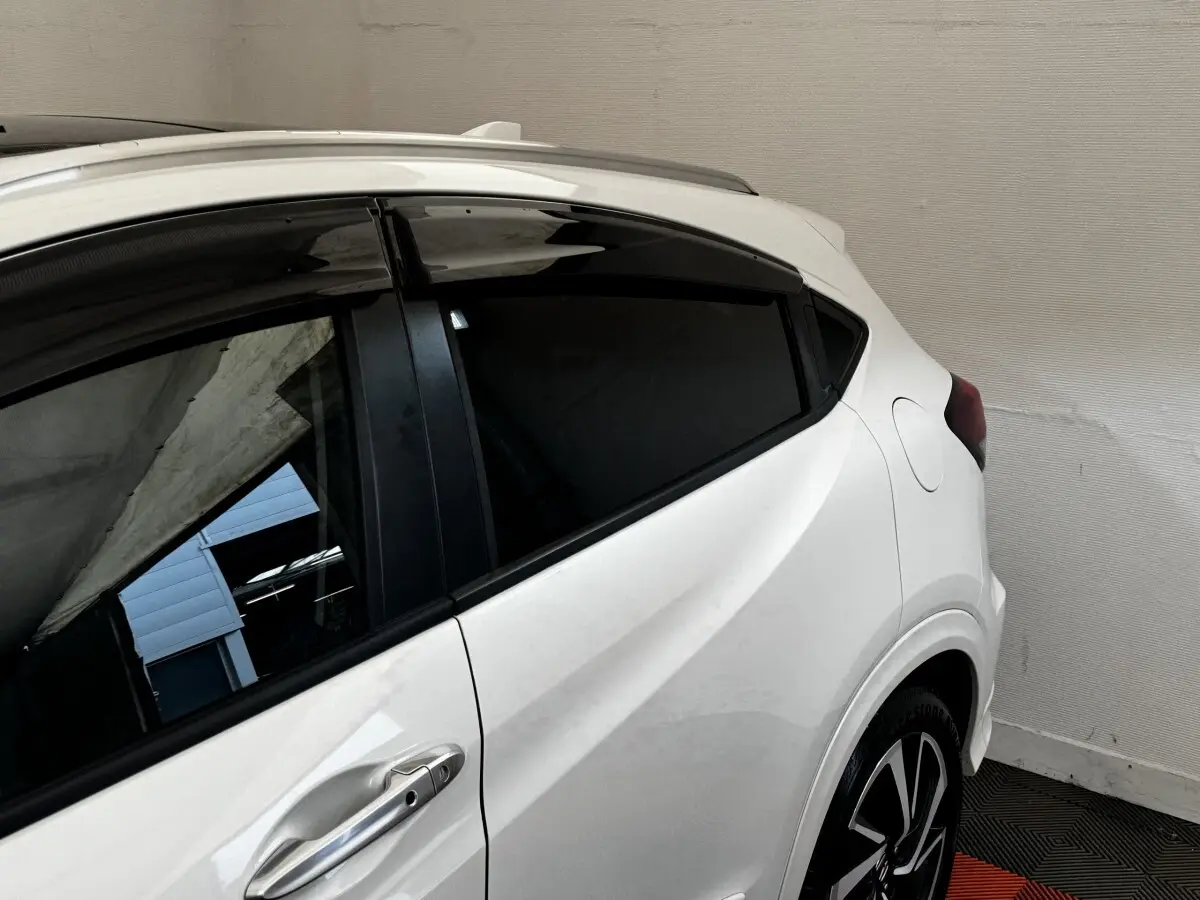 Vue latérale droite du Honda HR-V blanc 2019, mettant en valeur la porte arrière et la jante noire à motifs argentés.