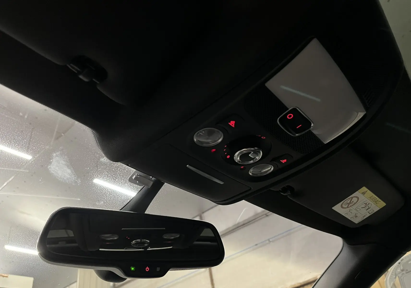 Vue intérieure du plafonnier et rétroviseur électrochrome d'une Audi A5 Sportback 2015 avec finition noire.