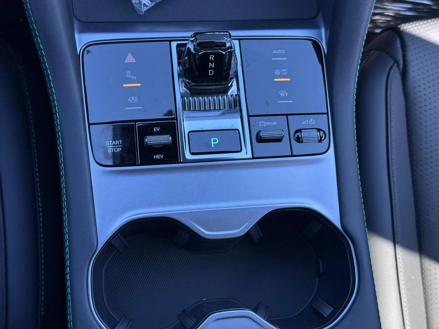Vue rapprochée de la console centrale grise du BYD SEAL U 1.5 DM-i avec levier de vitesses cristal et boutons tactiles.