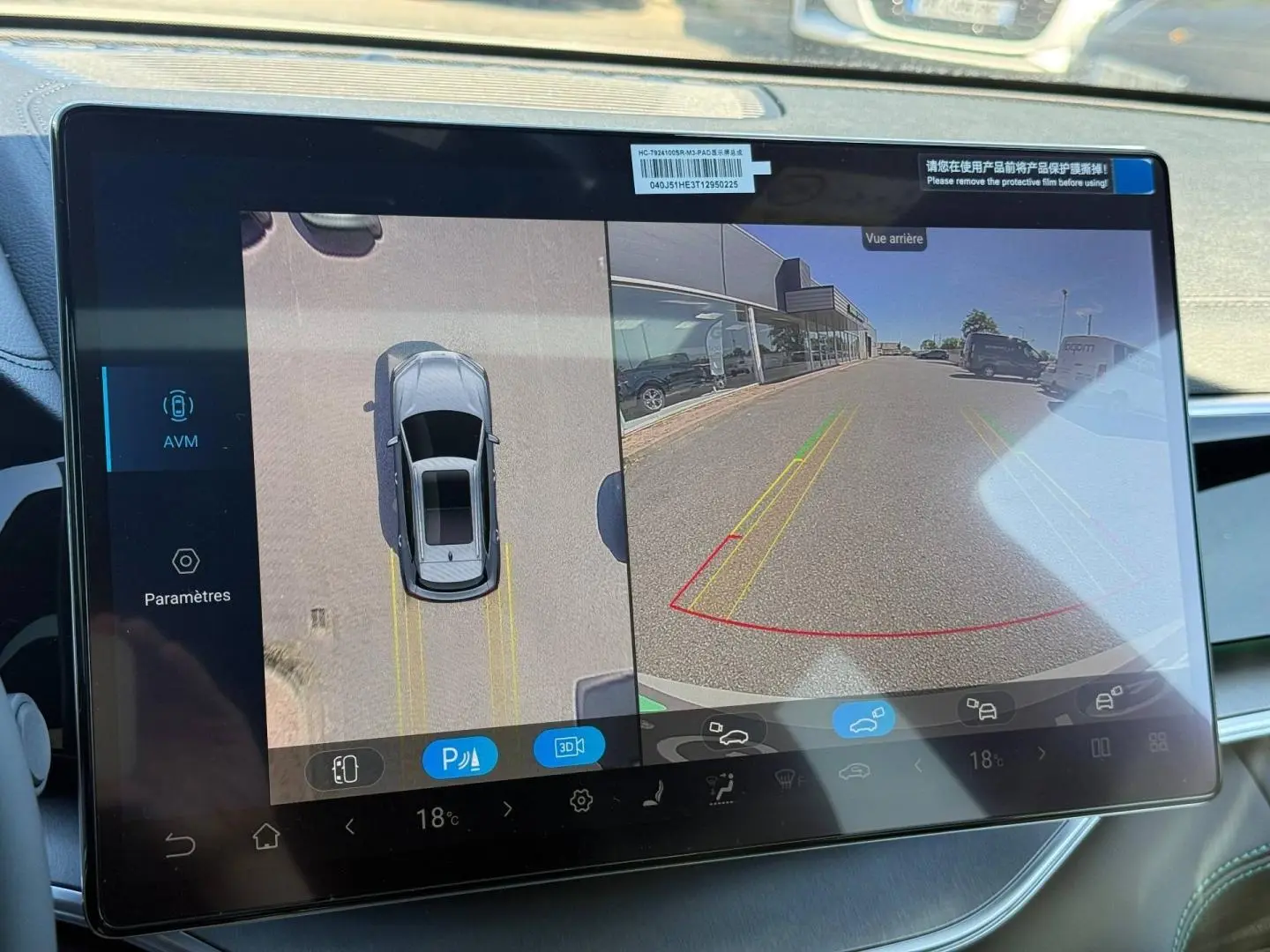 Écran tactile intérieur montrant la caméra 360° et vue arrière du BYD SEAL U hybride en stationnement.