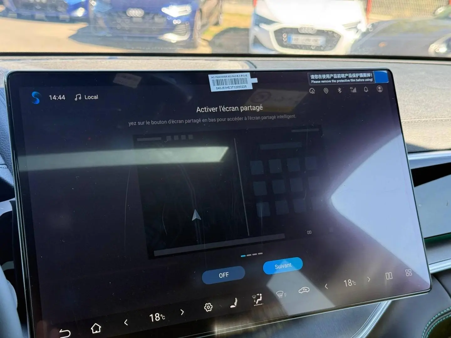 Écran tactile central du tableau de bord du BYD SEAL U 1.5 DM-i 324ch Design AWD en Boundless Cloud métallisé.