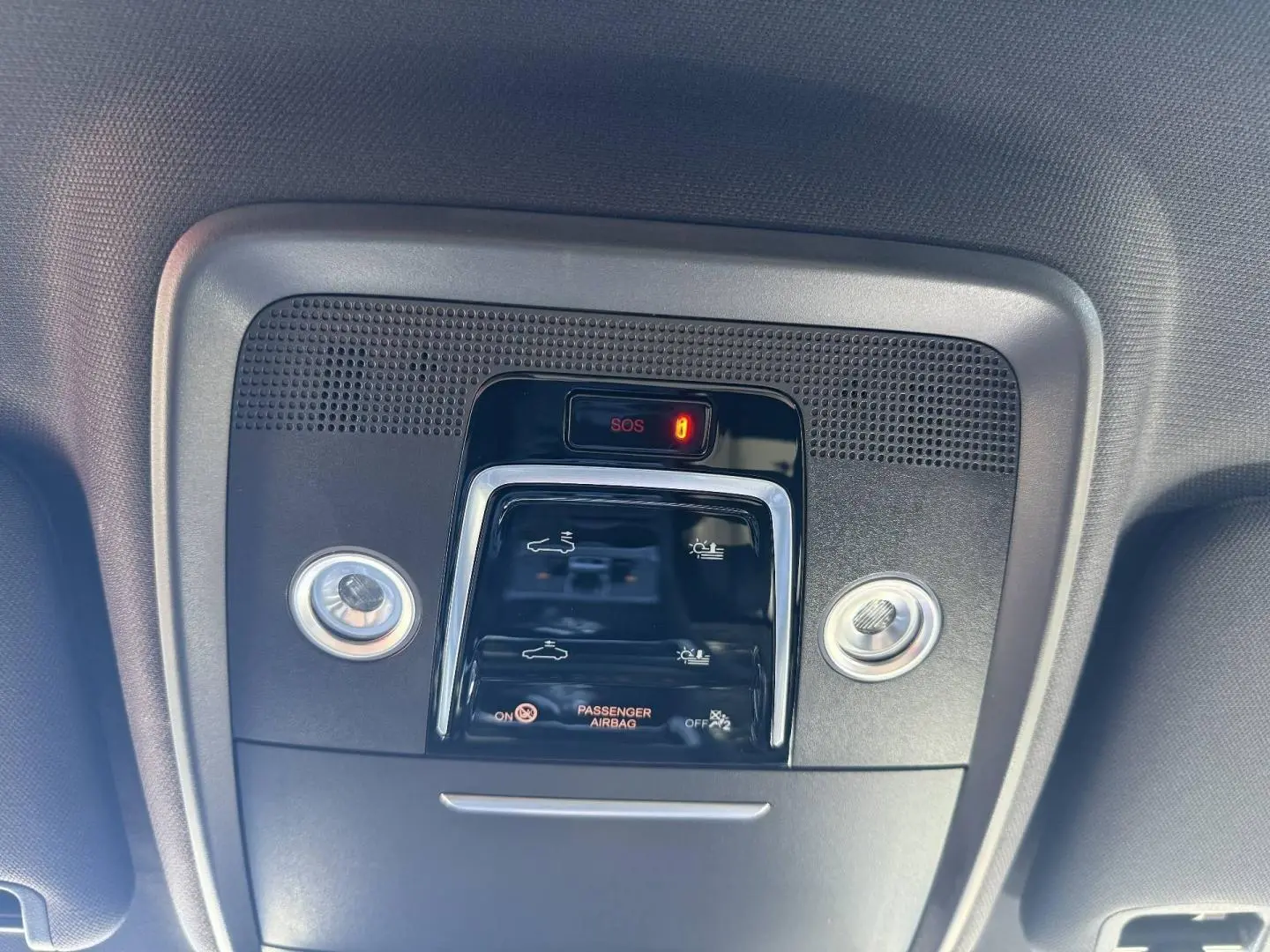 Vue en gros plan du panneau de commandes de toit ouvrant et éclairage intérieur du BYD SEAL U Boundless Cloud métallisé.