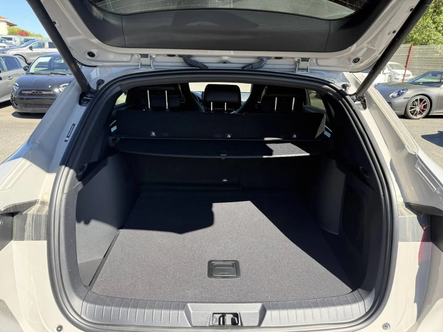 Coffre ouvert vu de l'arrière d'un BYD SEAL U 1.5 DM-i 324ch Design AWD Boundless Cloud métallisé, intérieur noir.