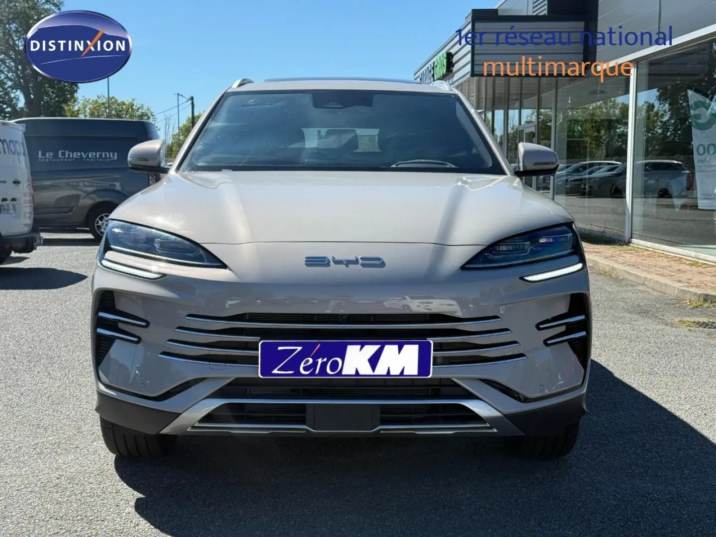 Vue frontale d'un BYD SEAL U 1.5 DM-i 324ch Design AWD en Boundless Cloud métallisé avec phares LED distinctifs.