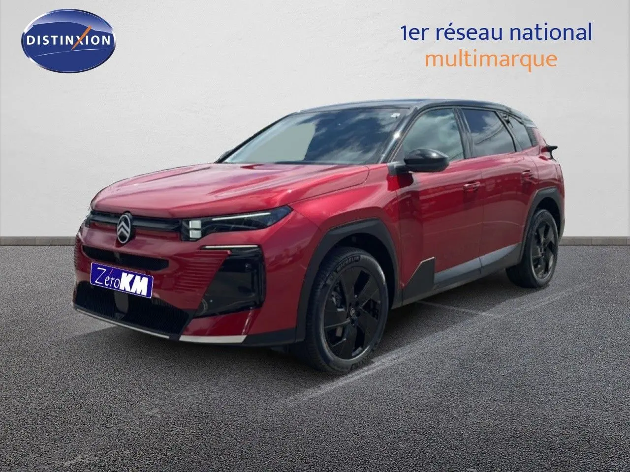 Citroën C5 Aircross Hybrid rouge rubis métal en 3/4 avant droit, avec jantes noires et détails noirs contrastants.