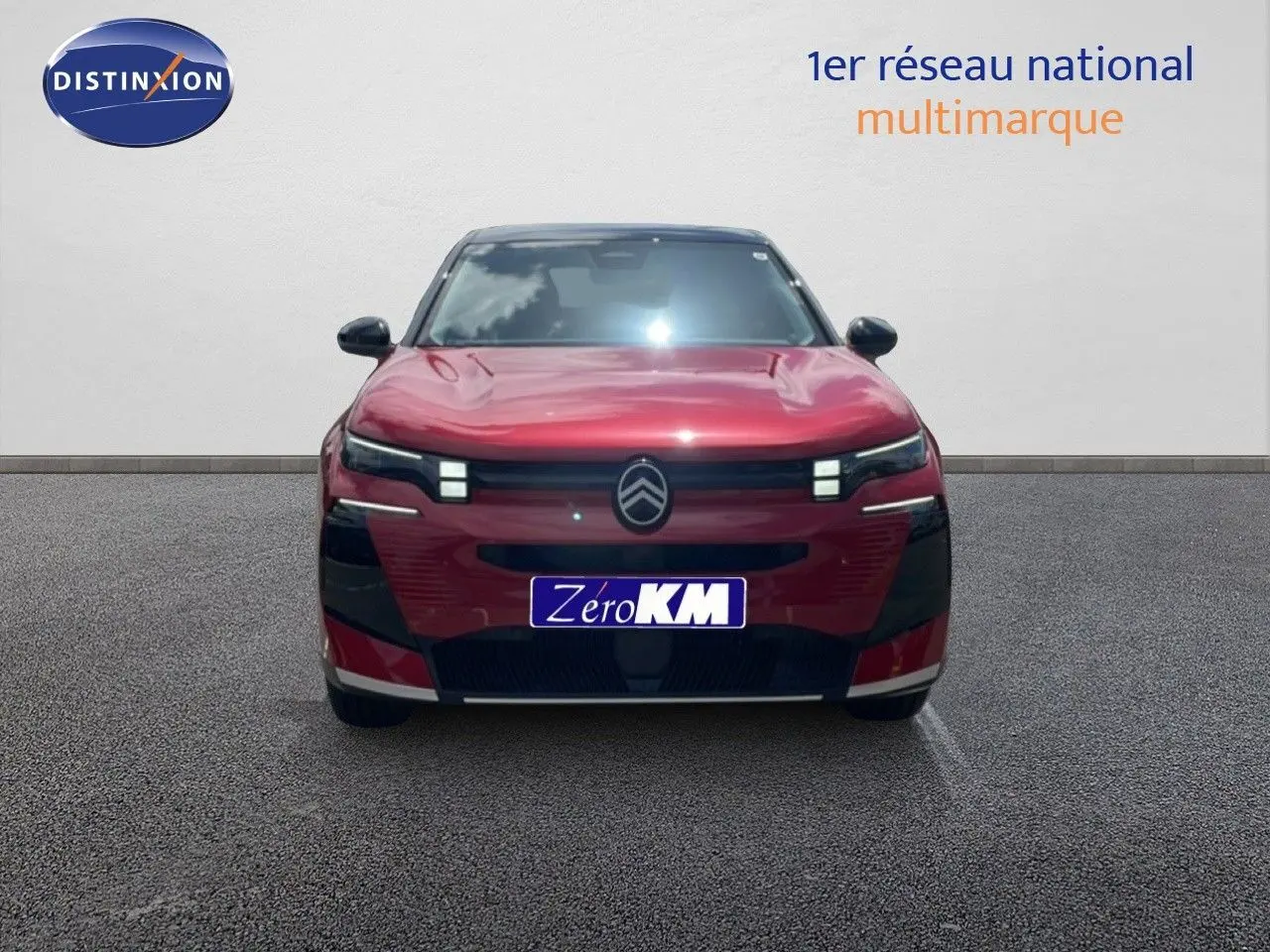 Vue frontale d'un Citroën C5 Aircross Hybrid 145ch BVA Plus rouge rubis métallisé avec calandre noire et feux LED distinctifs.