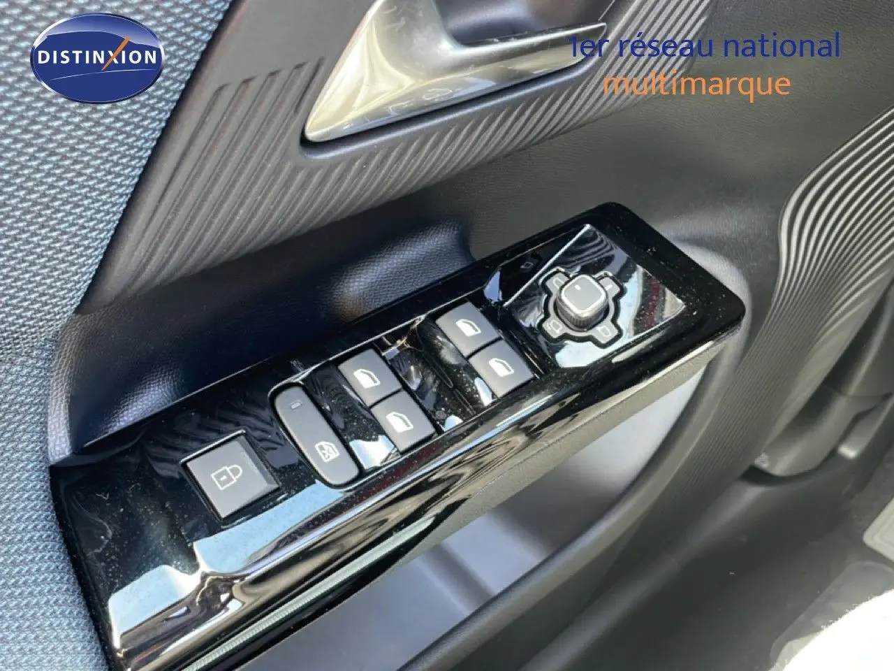 Gros plan sur la commande des vitres et rétroviseurs côté conducteur du Citroën C5 Aircross Hybrid 2026, finition noire.