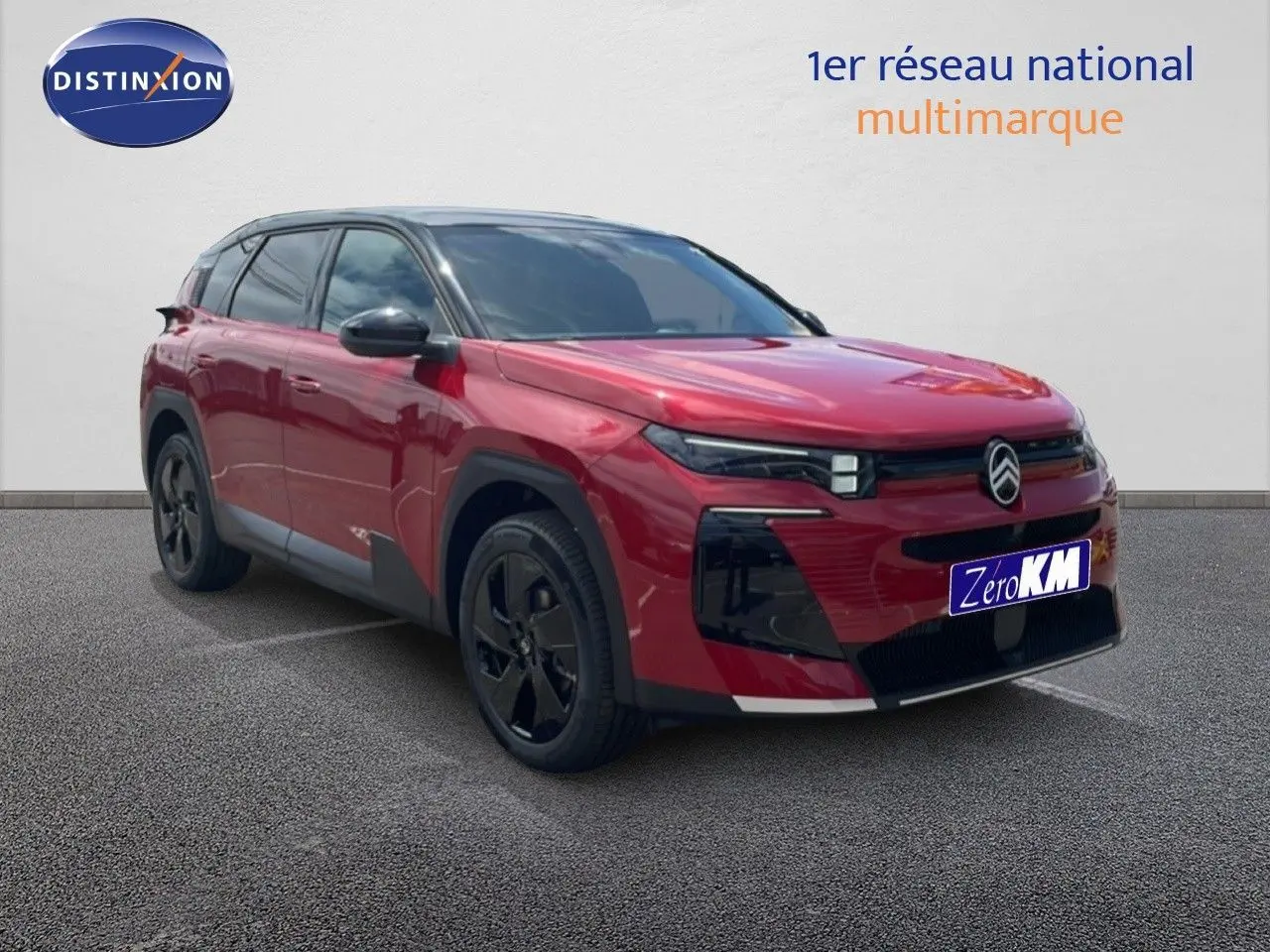 Citroën C5 Aircross Hybrid rouge rubis métal en 3/4 avant droit, jantes noires et toit noir contrasté.