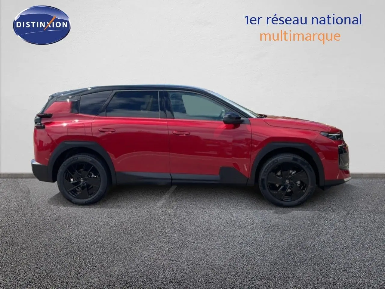 Profil droit du Citroën C5 Aircross Hybrid rouge rubis métal avec jantes noires et toit noir contrasté.