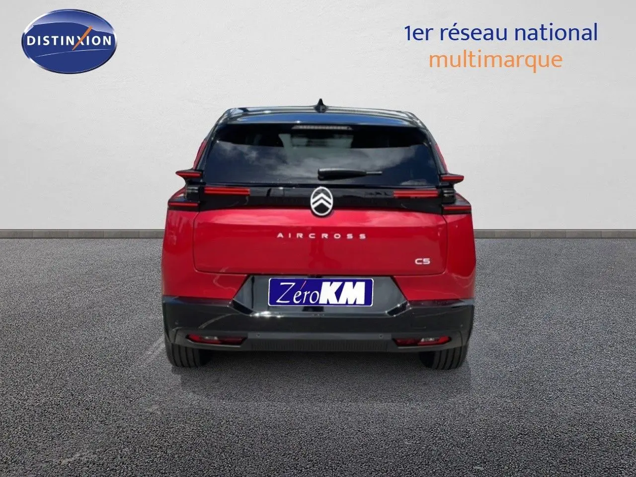 Vue arrière d’un Citroën C5 Aircross Hybrid 145ch en rouge rubis métal, avec feux arrière horizontaux et toit noir.