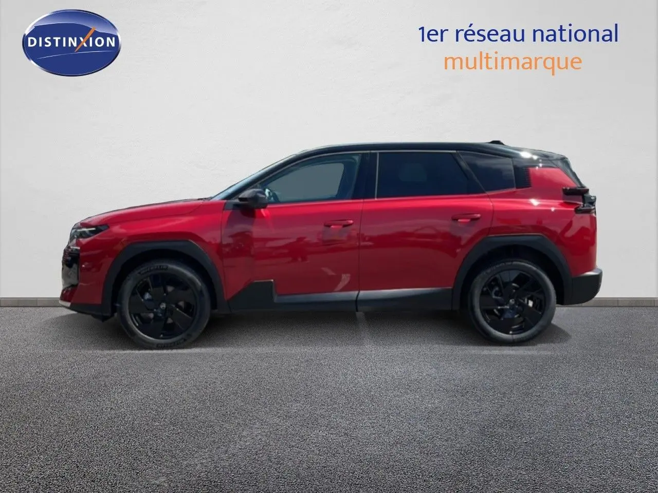 Profil latéral gauche du Citroën C5 Aircross Hybrid 145ch en rouge rubis métallisé avec jantes noires et toit noir contrasté.