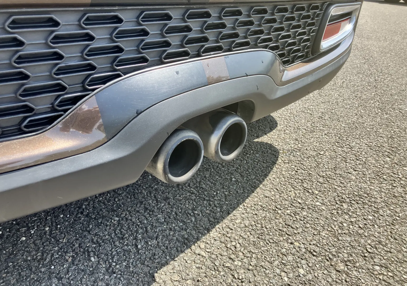 Gros plan sur la double sortie d'échappement arrière d'une MINI Cooper S R56 marron, soulignant la finition sportive.