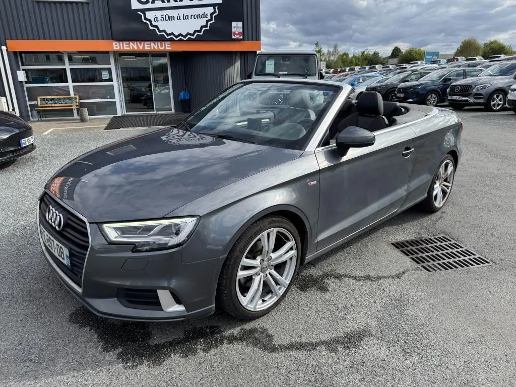 Audi A3 Cabriolet gris en 3/4 avant droit, capote ouverte et jantes S line 5 branches polies