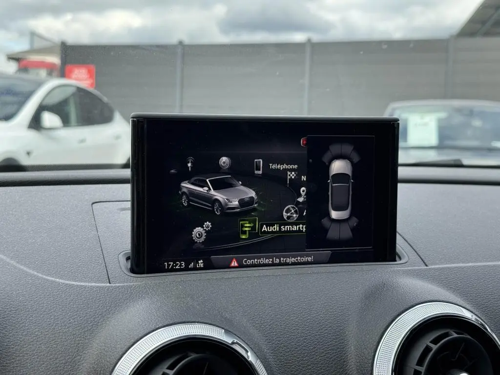 Écran central de l'Audi A3 Cabriolet gris 2019 affichant l'interface de navigation et de contrôle de trajectoire.