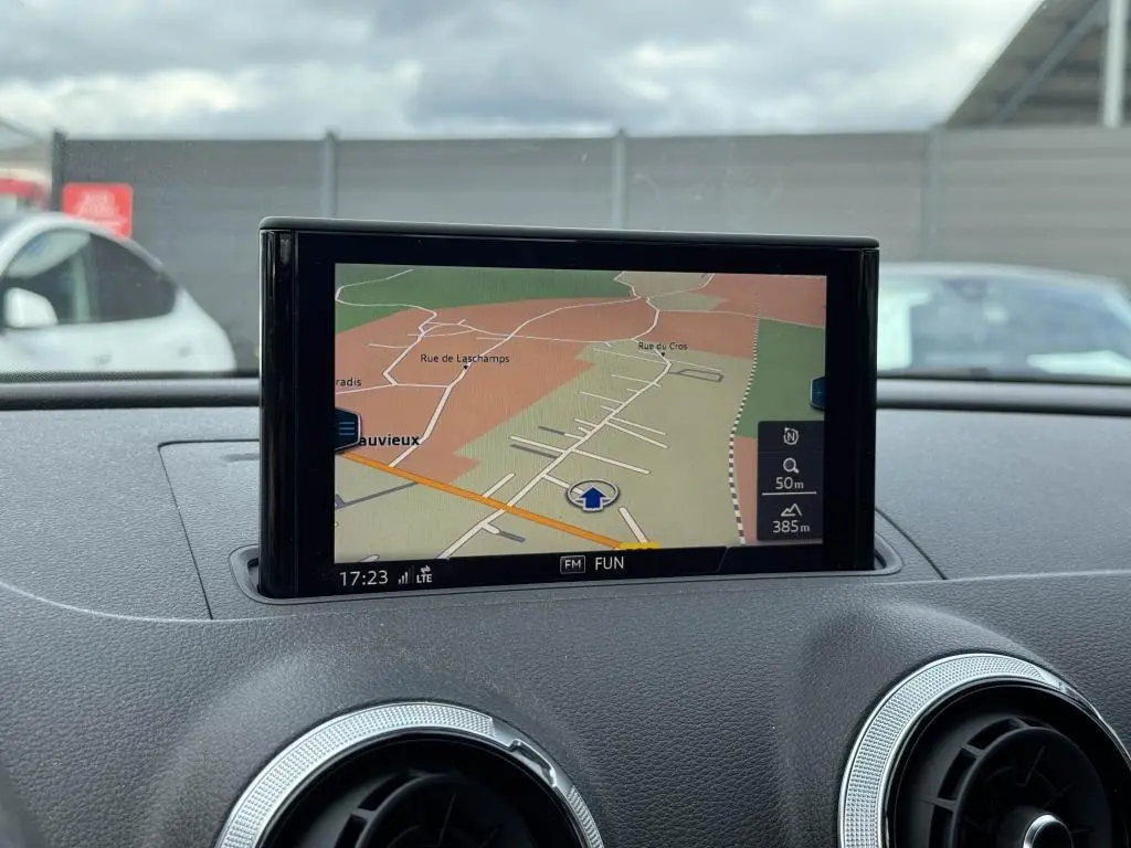 Écran de navigation intégré au tableau de bord d'une Audi A3 Cabriolet gris, vue intérieure frontale.