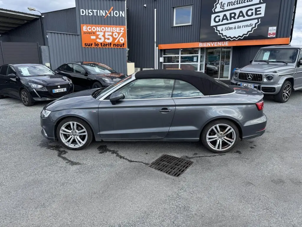 Audi A3 Cabriolet gris vue de profil côté gauche avec capote noire et jantes 5 branches en aluminium.