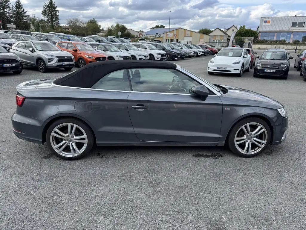 Profil côté gauche d'un Audi A3 Cabriolet gris avec capote noire et jantes S line en aluminium 18 pouces