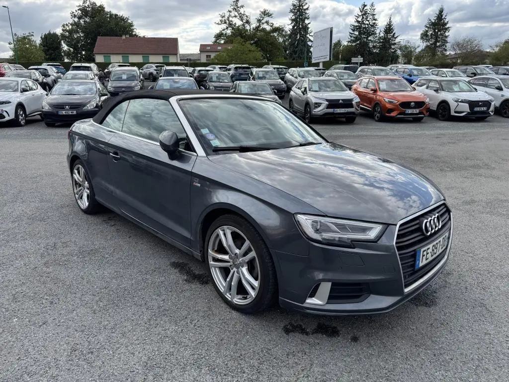 Audi A3 Cabriolet gris vue 3/4 avant droit avec capote noire et jantes S line 5 branches polies
