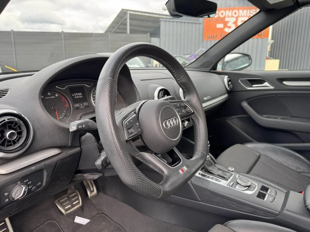 Intérieur noir de l'Audi A3 Cabriolet 2019, vue côté conducteur sur le volant sport multifonction et tableau de bord.