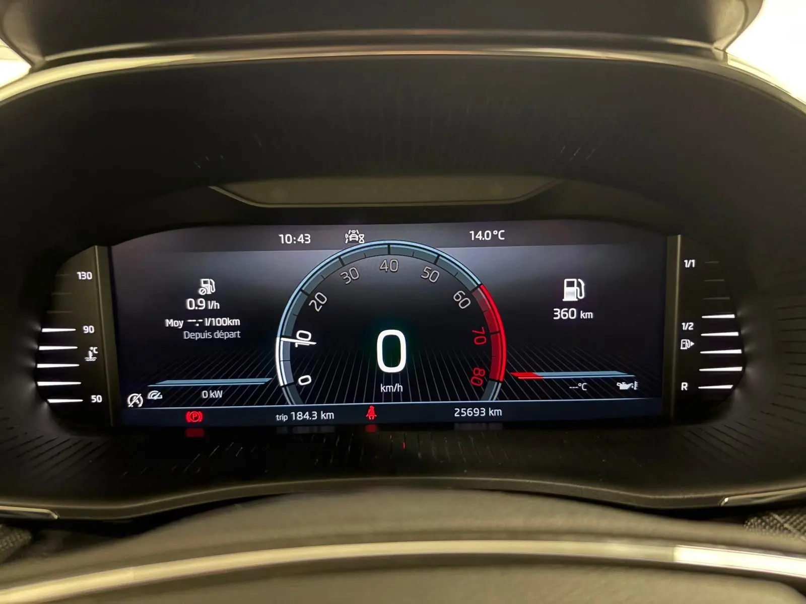 Affichage numérique du tableau de bord de la Skoda Fabia 2023, avec compteur central et informations de conduite.