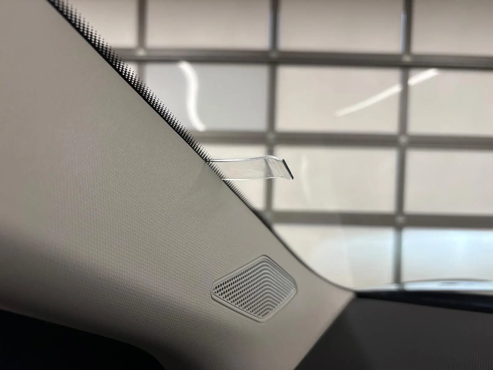 Détail intérieur du montant avant gauche de la Skoda Fabia 2023 gris graphite avec haut-parleur intégré.