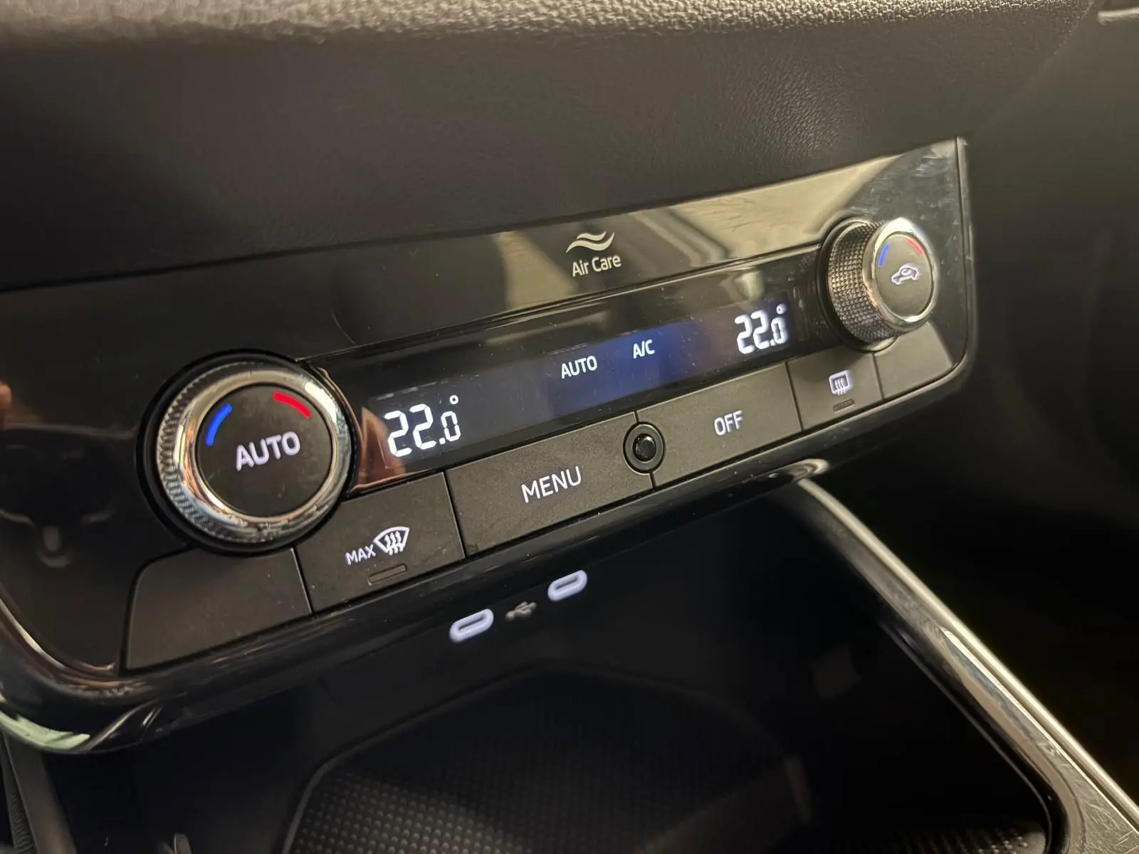 Détail du tableau de bord de la Skoda Fabia 2023, affichage digital de la climatisation à 22°C en mode automatique.