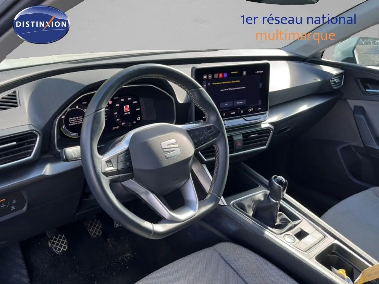 Vue intérieure côté conducteur du tableau de bord et levier de vitesse manuel d'une SEAT LEON blanc neige 2025.