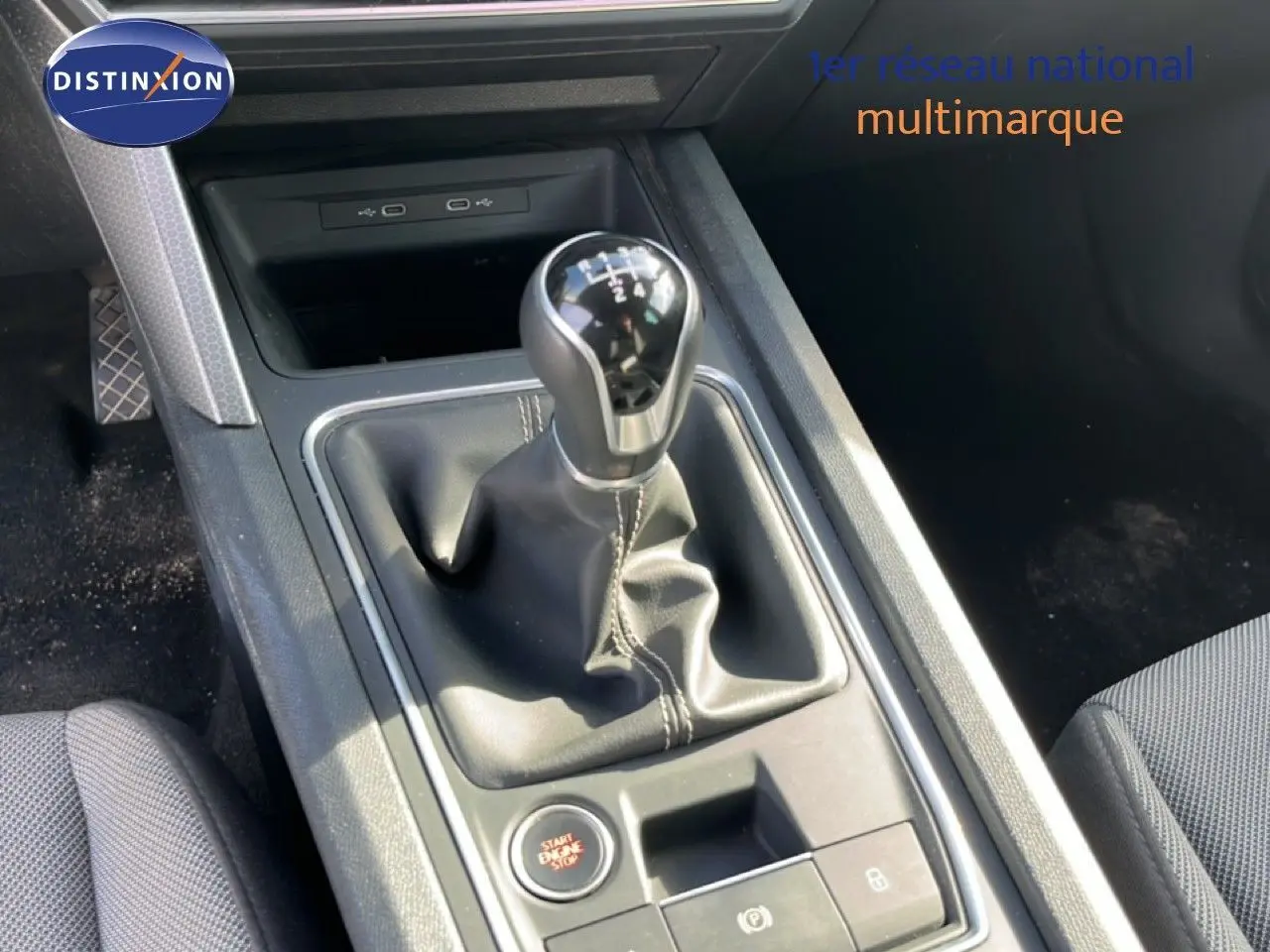Vue rapprochée sur la boîte manuelle noire et la console centrale du SEAT LEON blanc neige 2025.