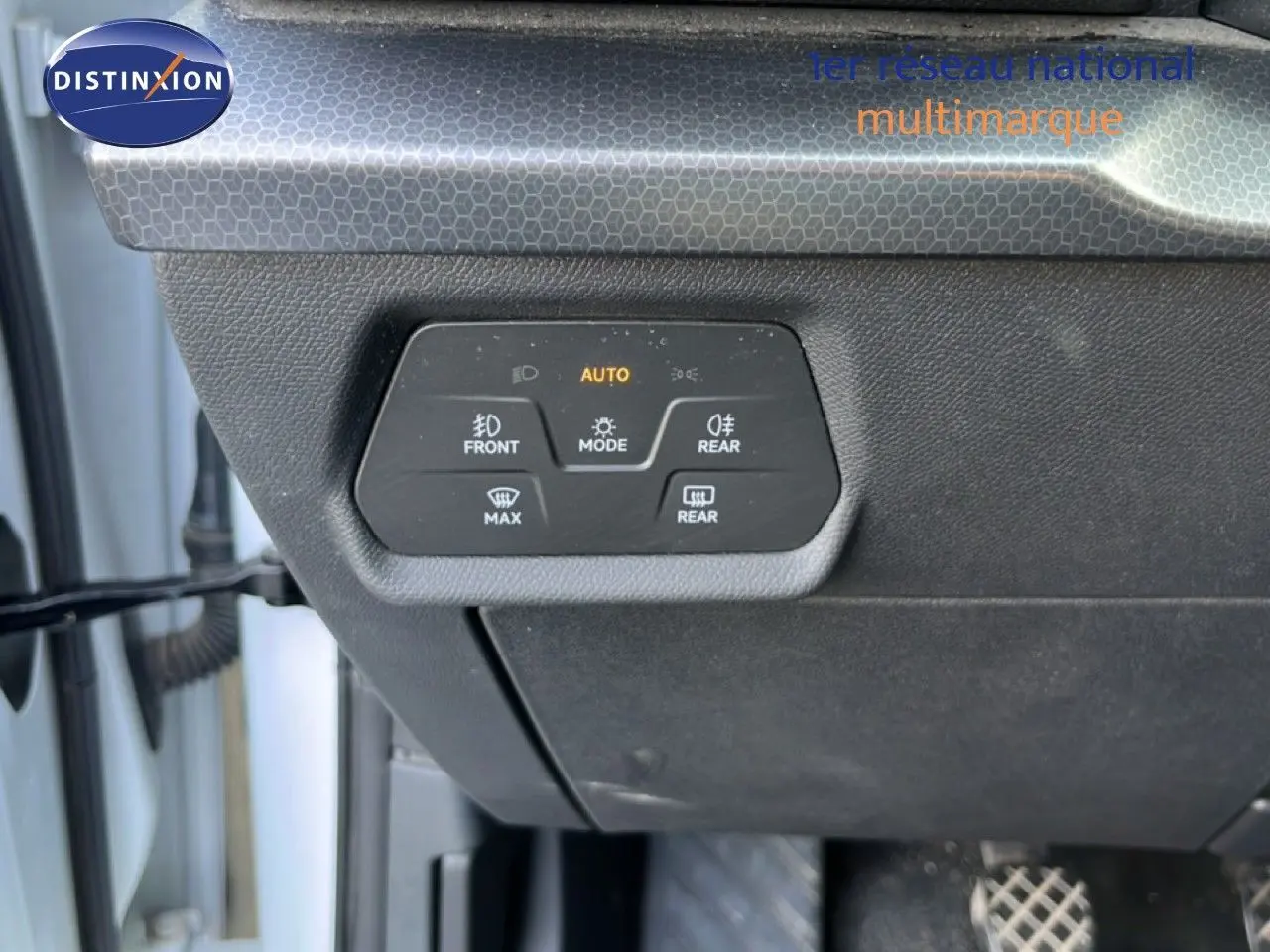 Panneau de commandes d’éclairage intérieur avec réglages automatiques et antibrouillard dans un SEAT Leon 2025.