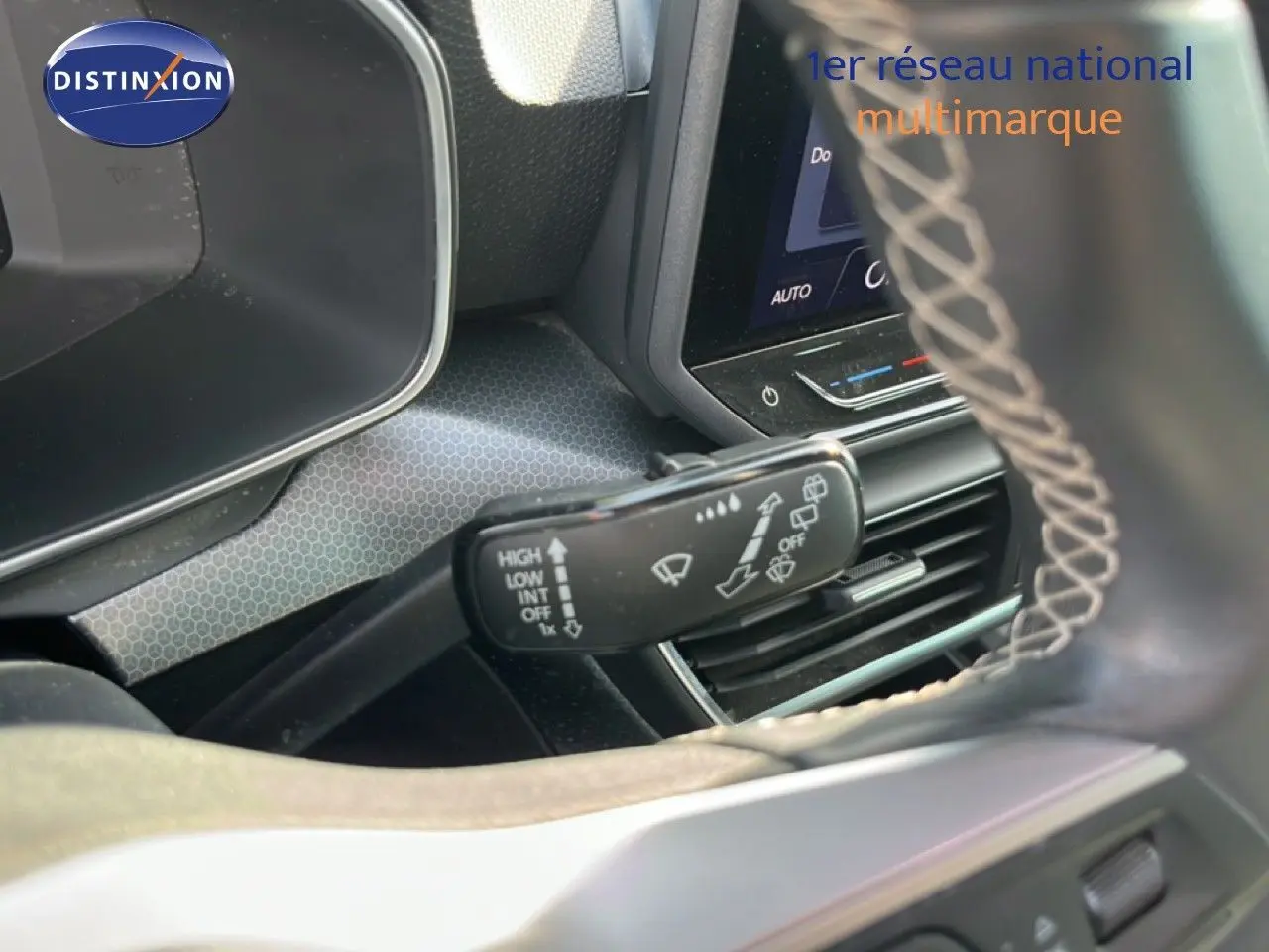 Détail du commodo d’essuie-glace dans l’habitacle d’une SEAT LEON blanc neige, vue côté conducteur.