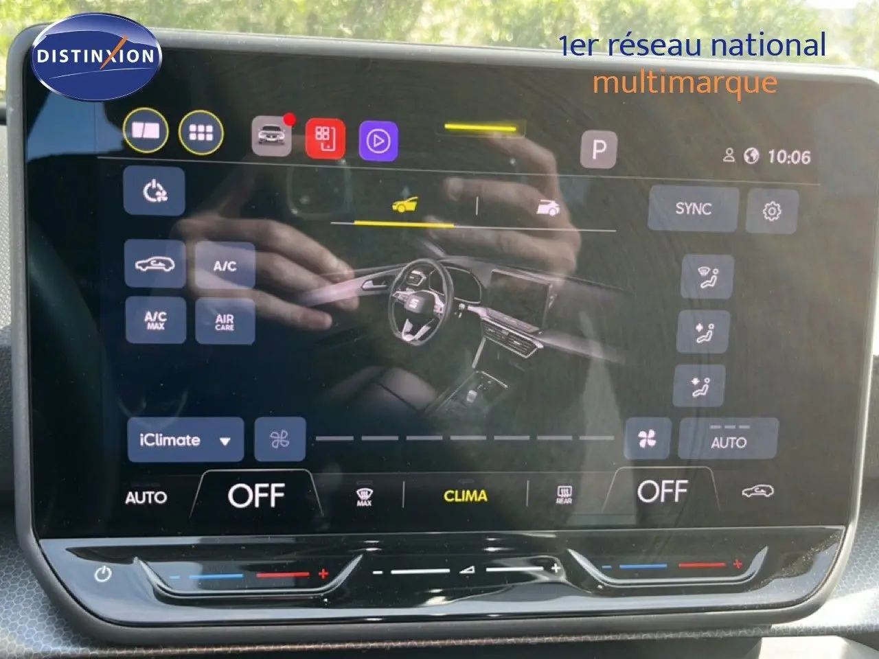 Écran tactile du système de climatisation de la SEAT LEON 2025, affichage intérieur avec commandes digitales.