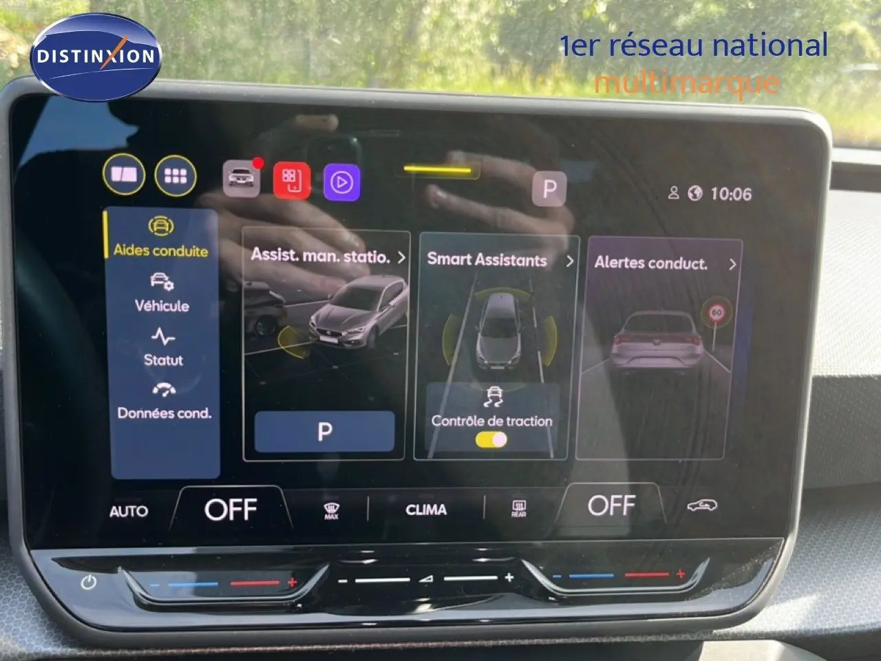 Écran tactile intérieur du SEAT LEON blanc neige 2025, affichant les aides à la conduite et assistants intelligents.