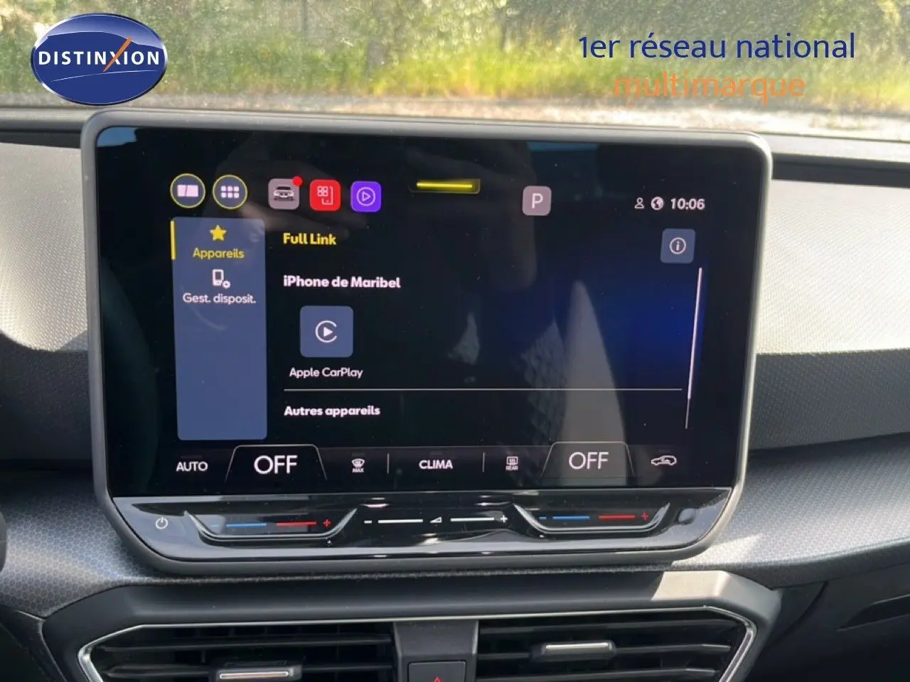 Écran tactile central de la SEAT LEON 2025 blanc neige, affichant Apple CarPlay et commandes climatisation.
