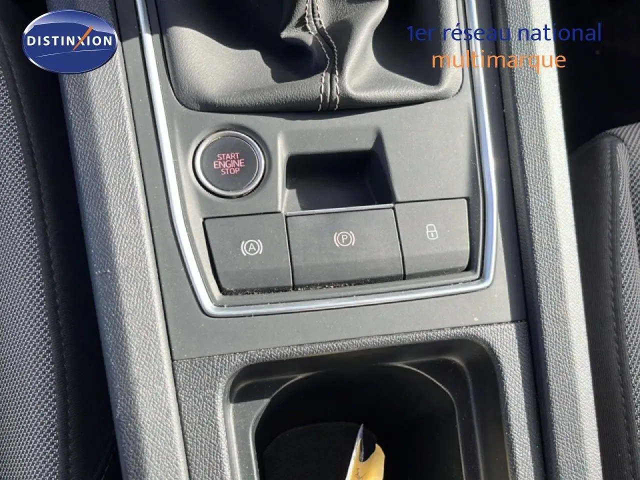 Vue rapprochée de la console centrale noire avec bouton start/stop et commandes électroniques d’une SEAT LEON 2.0 TDI 2025.