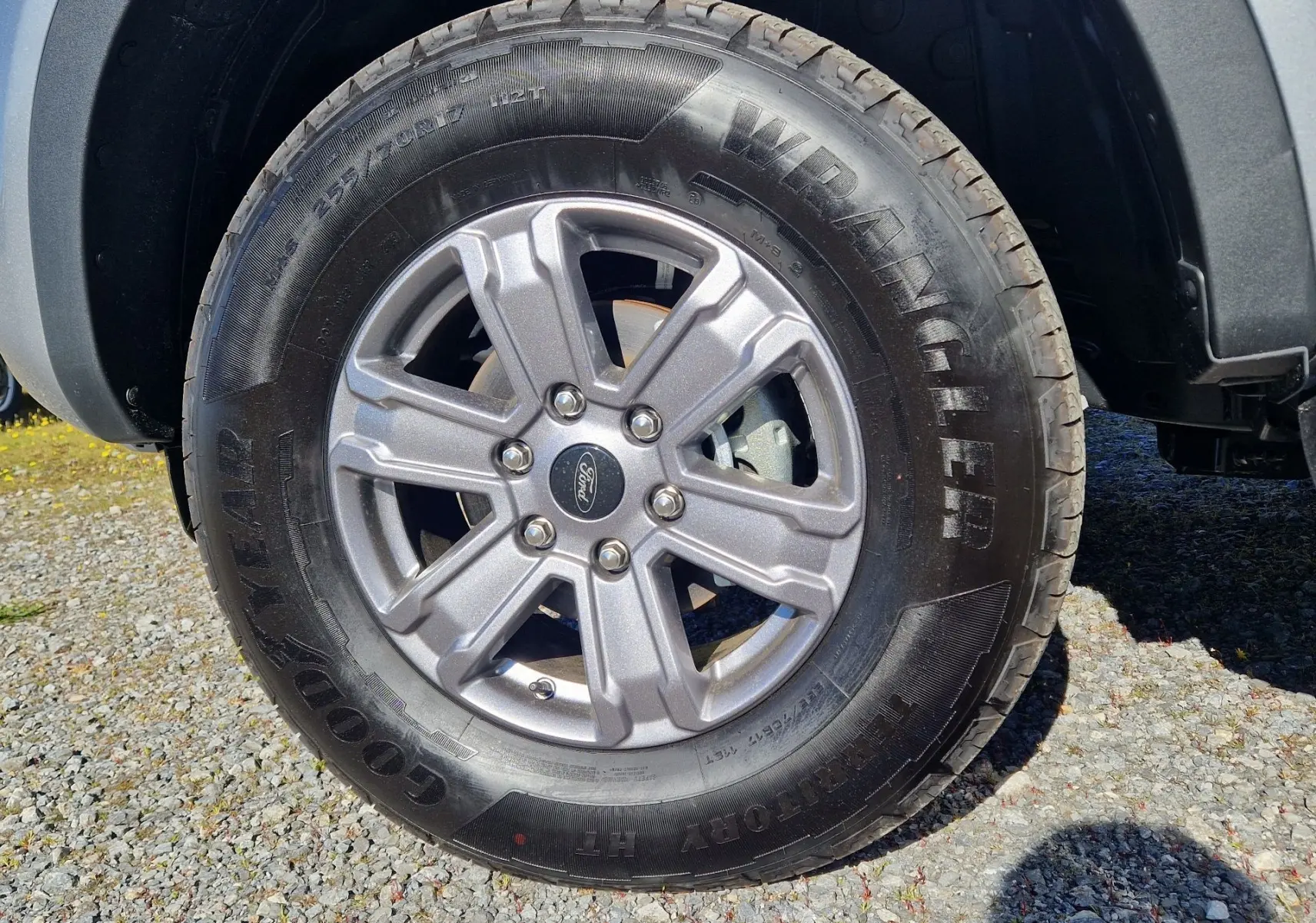 Gros plan sur la roue avant droite du Ford Ranger Super Cabine gris Iconic, jante alliage 17 pouces avec pneu Goodyear Wrangler.