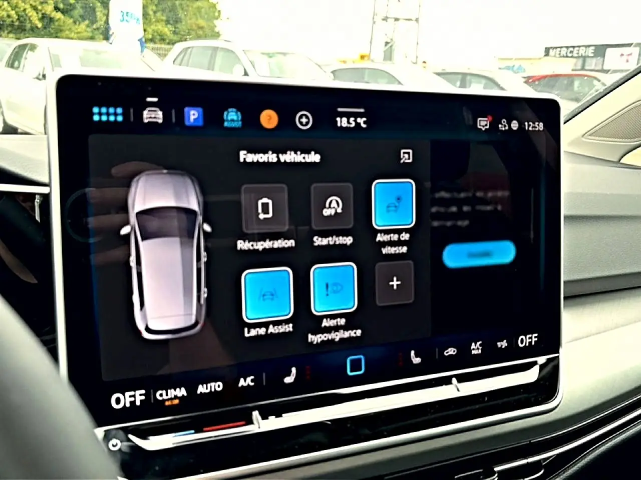 Écran tactile central de la Volkswagen Golf noire 2026 montrant les options d'assistance à la conduite.