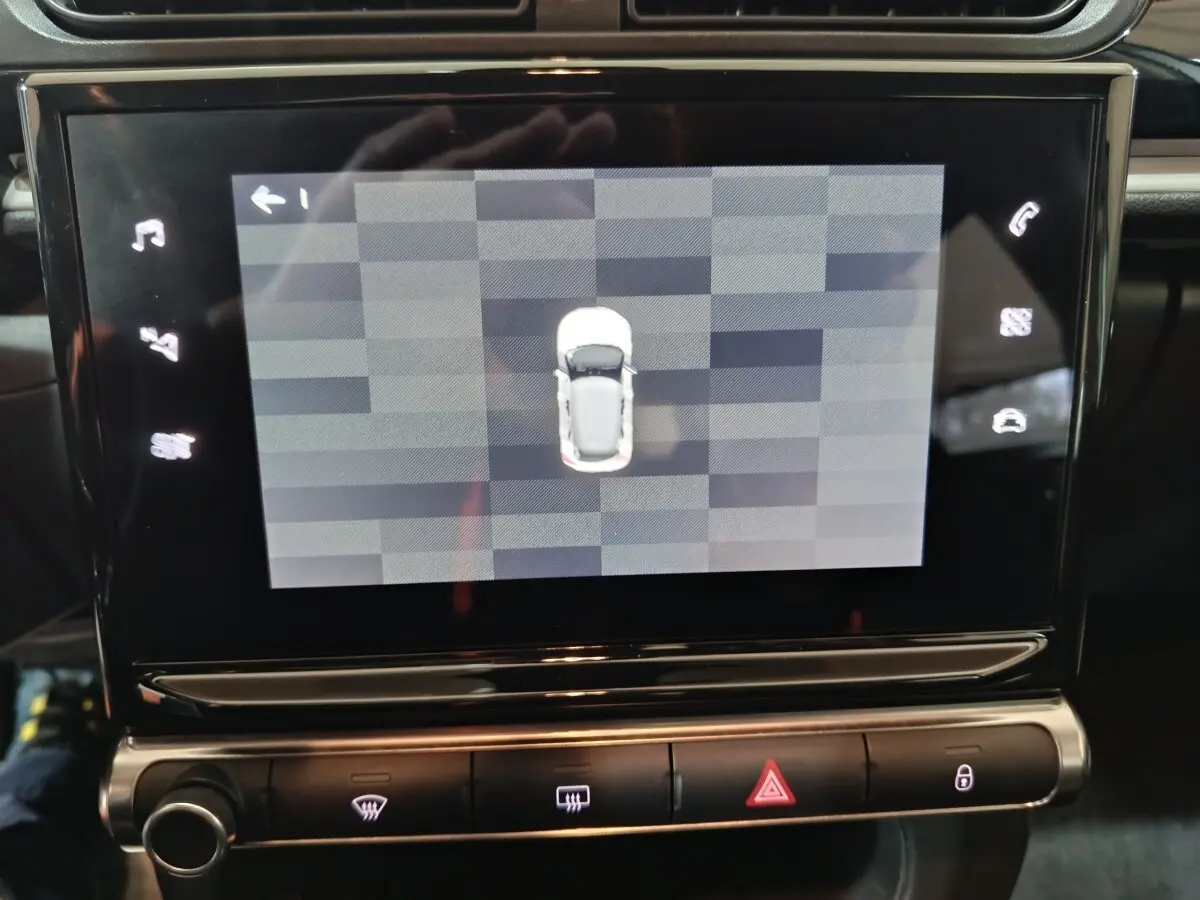 Écran tactile central affichant une vue aérienne du véhicule gris clair Citroën C3 BlueHDi 2024.