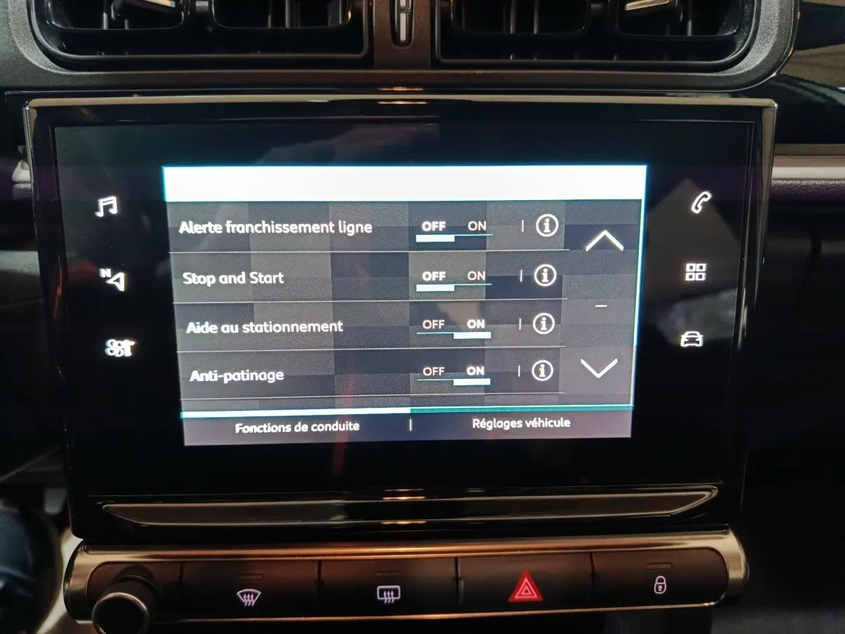Écran tactile central de la Citroën C3 gris clair 2024 affichant les réglages d’aides à la conduite.
