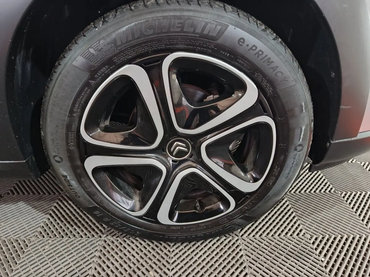 Gros plan sur la roue avant droite gris clair de la Citroën C3 2024 avec jante alliage noire et argentée distinctive.