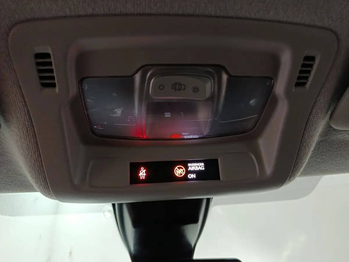 Vue intérieure du plafonnier de la Citroën C3 gris clair 2024 avec indicateurs lumineux d'airbag passager activé.