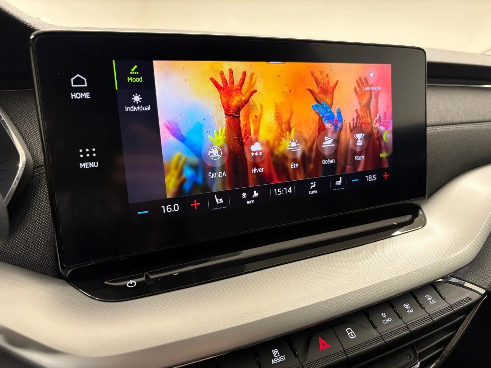 Écran tactile central du tableau de bord du Skoda Octavia Combi gris argent 2023, affichant les modes de conduite colorés.