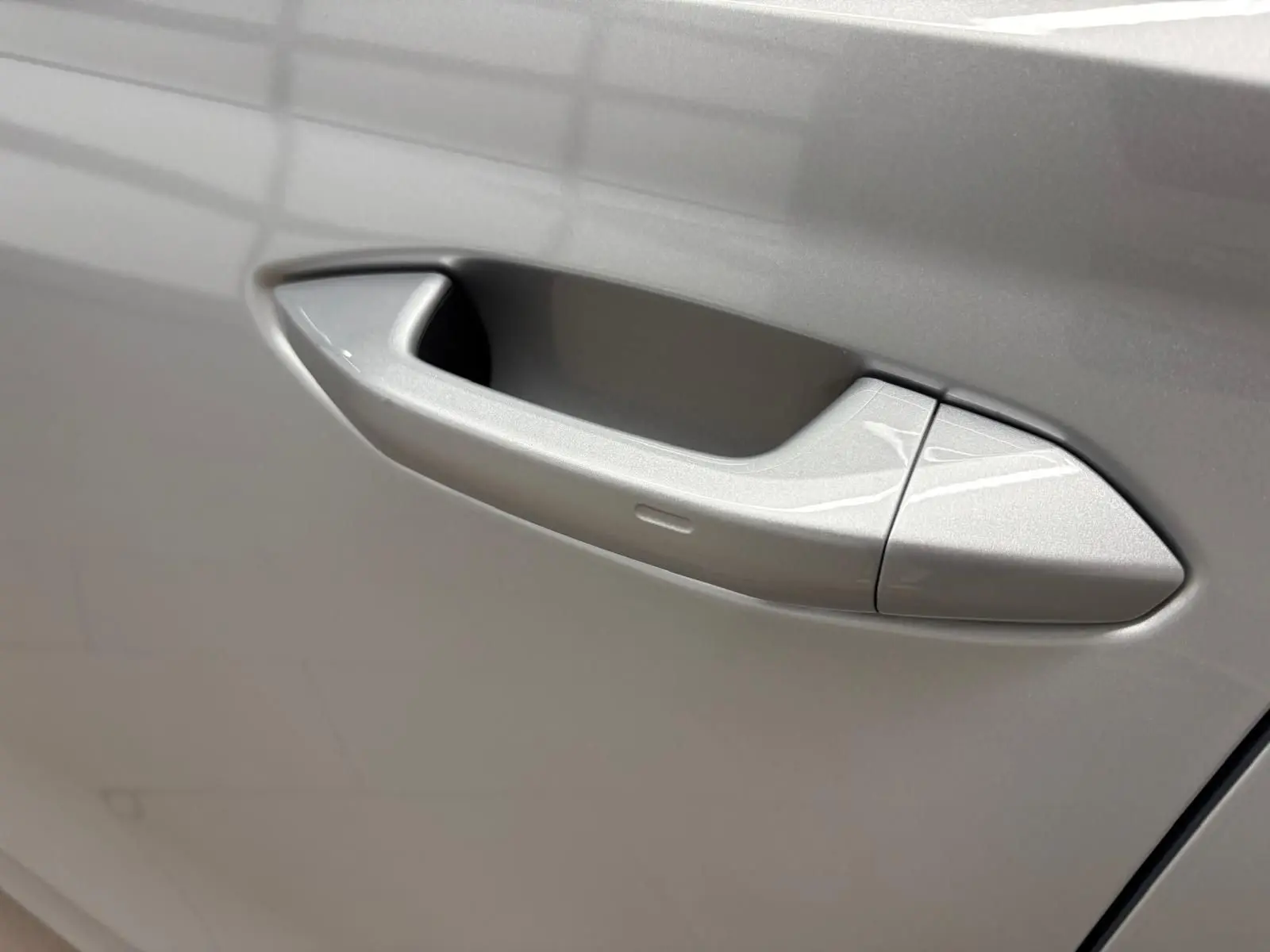 Poignée de porte côté gauche gris argent sur Skoda Octavia Combi 2023, finition Style diesel avec ouverture intégrée.