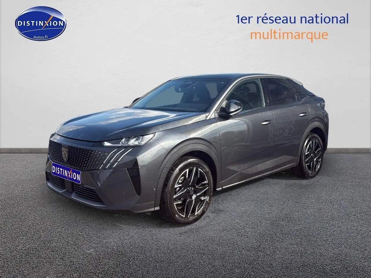 Peugeot 3008 gris titane en 3/4 avant droit, avec jantes alliage et calandre noire distinctive.